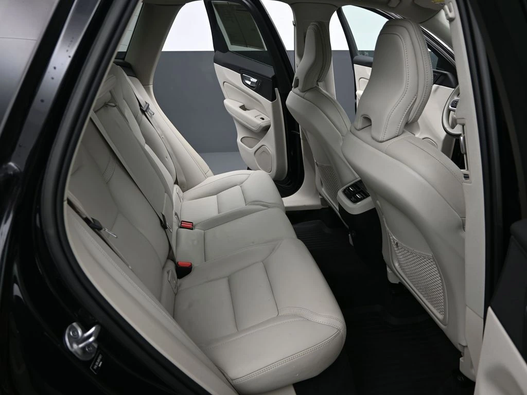 2022 Volvo - image 12