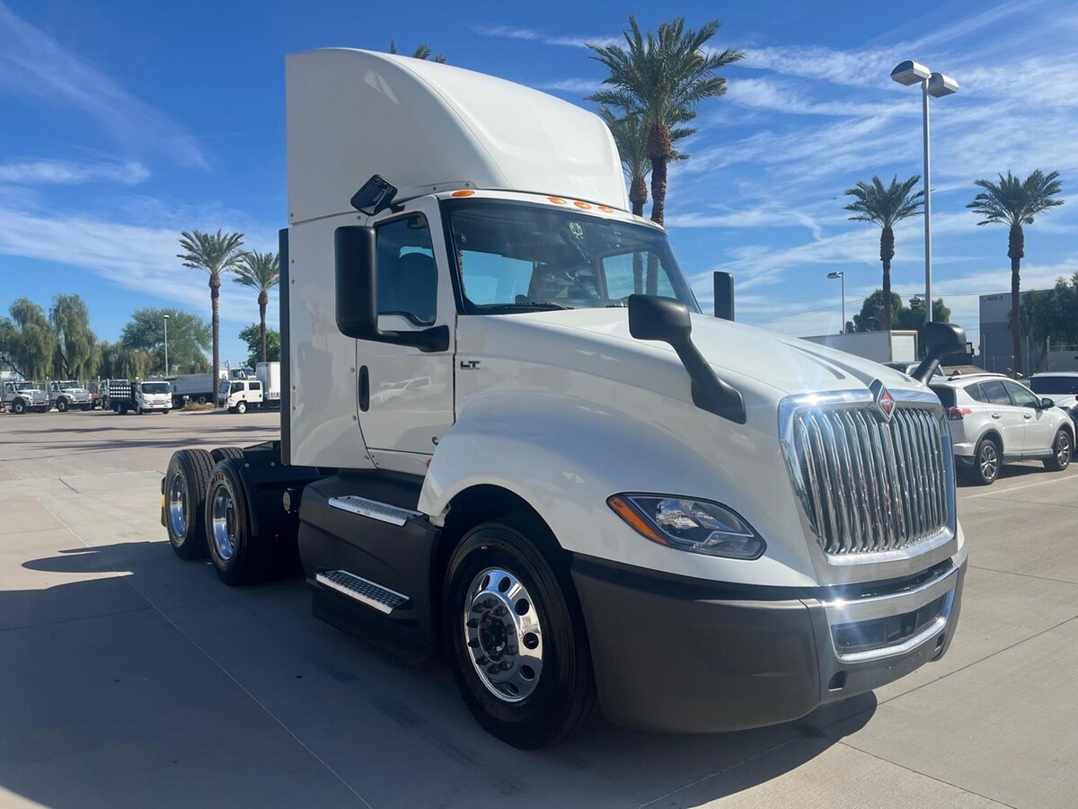 2022 International LT in Phoenix, AZ — photo 7