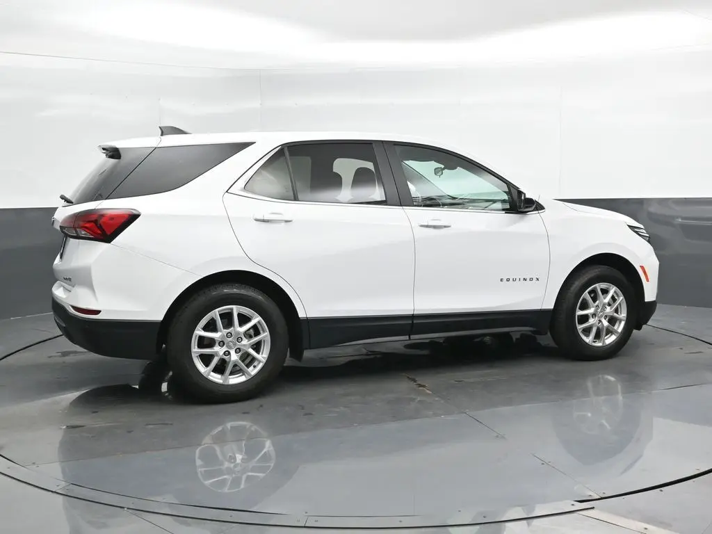 2024 Chevrolet Equinox LT photo 2