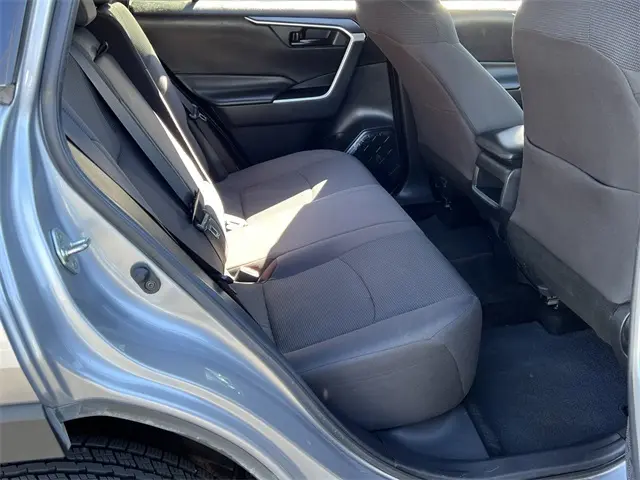 2019 Toyota RAV4 LE photo 20