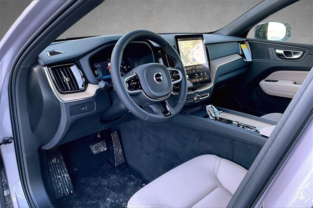 2026 Volvo - image 7