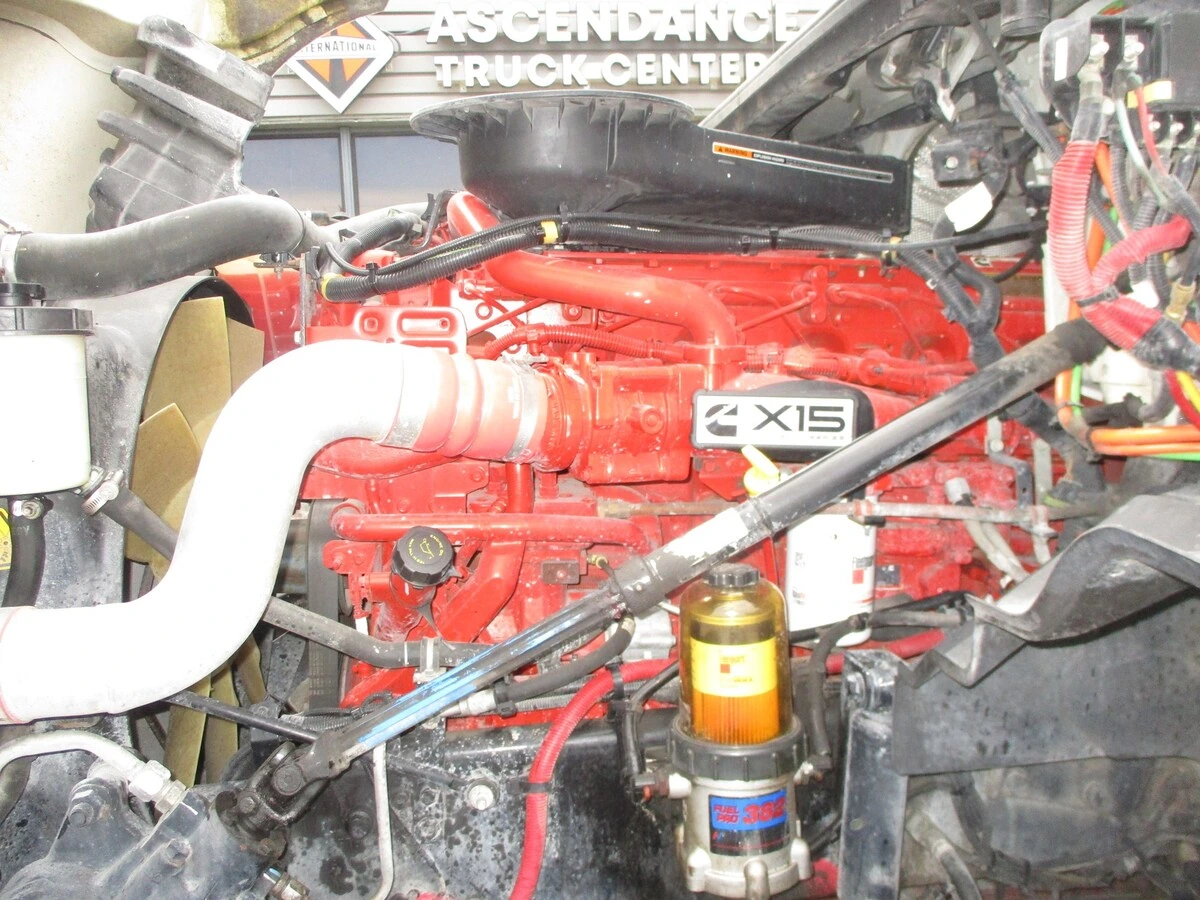 2019 International LT - image 5