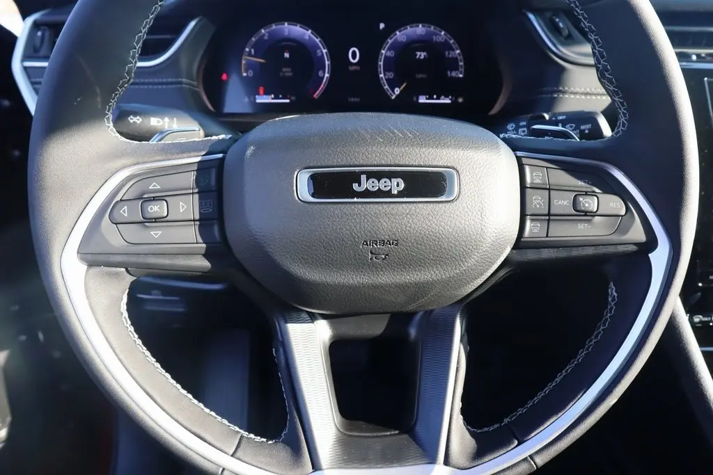 2025 Jeep Grand Cherokee Laredo photo 3