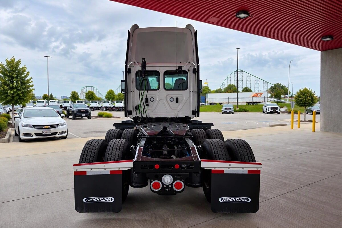 2027 Freightliner Cascadia — photo 3