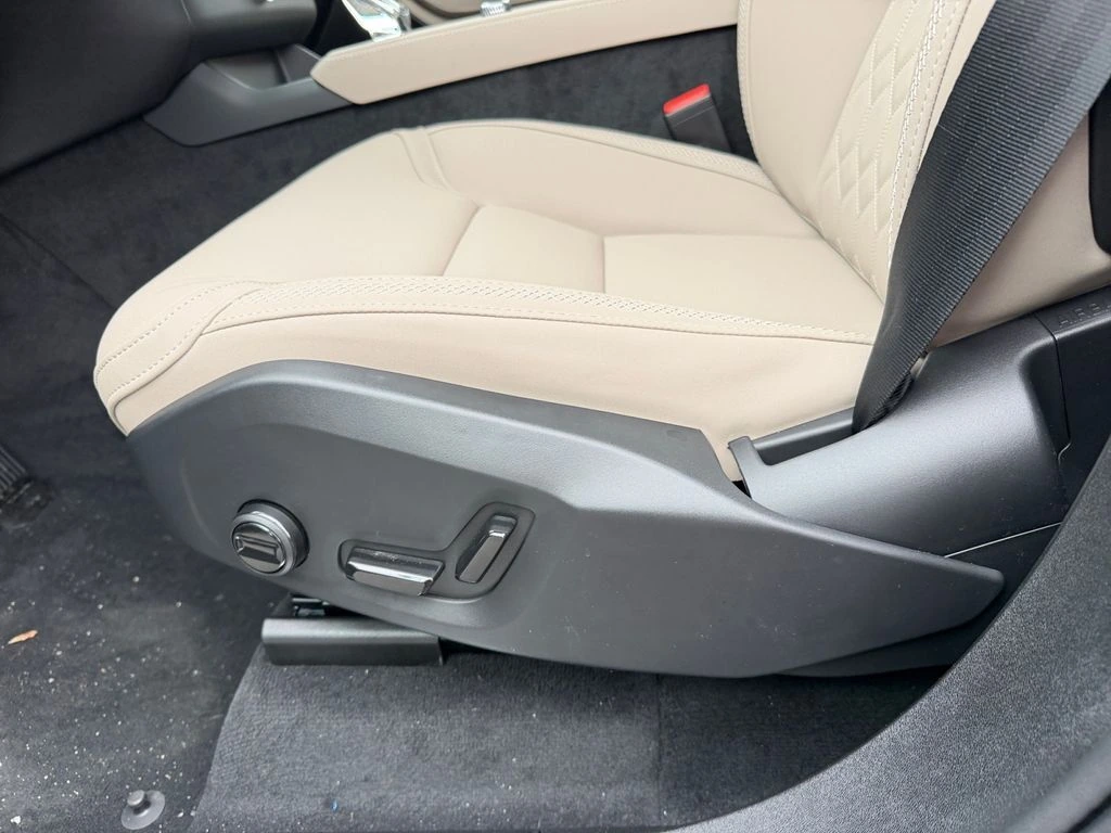 2026 Volvo - image 15