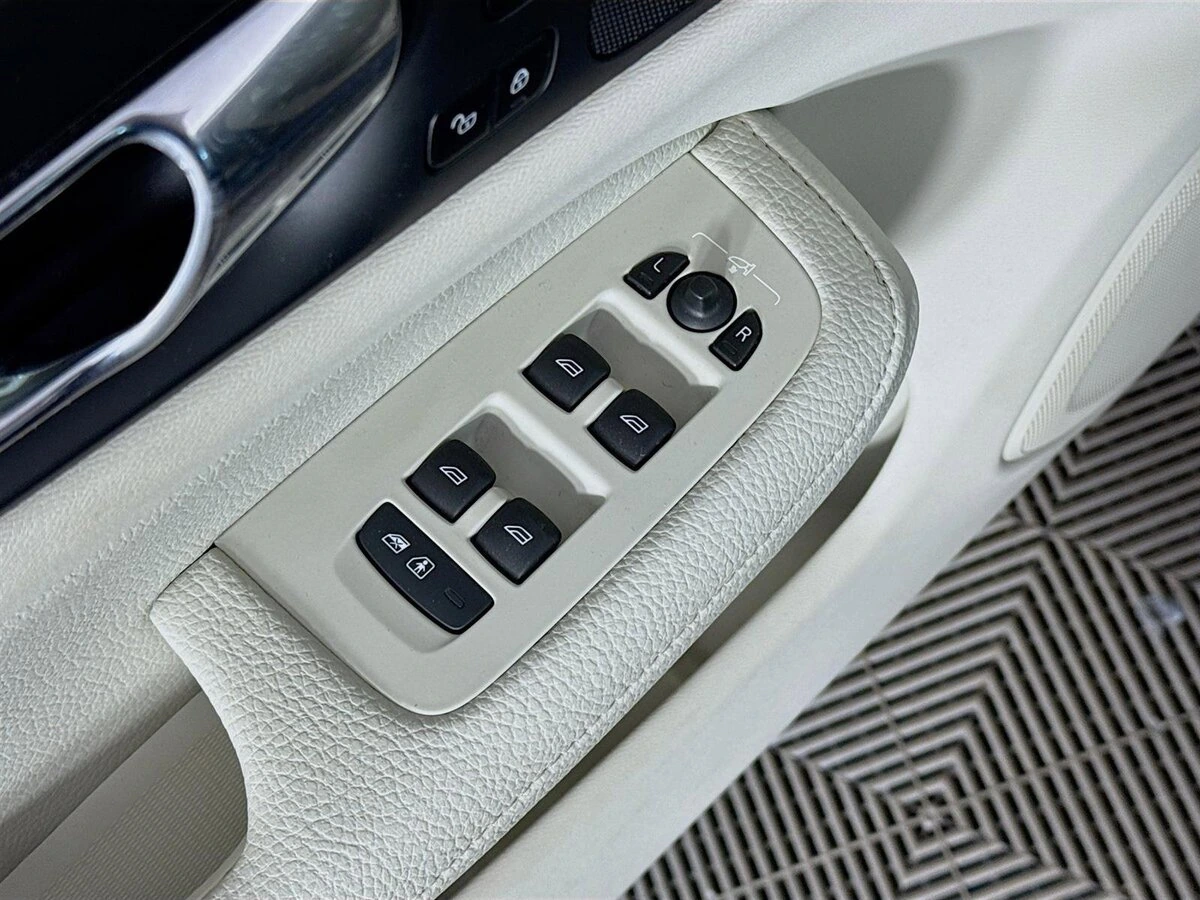 2021 Volvo - image 20