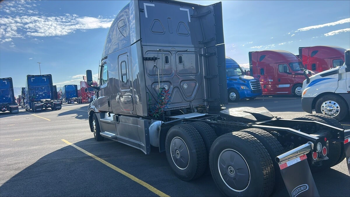 2022 Freightliner Cascadia - image 5