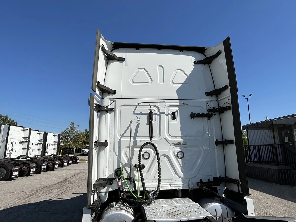 2022 Freightliner Cascadia - image 11