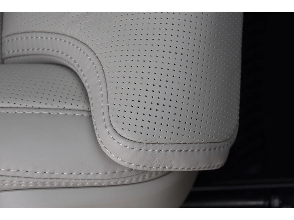 2026 Volvo - image 33