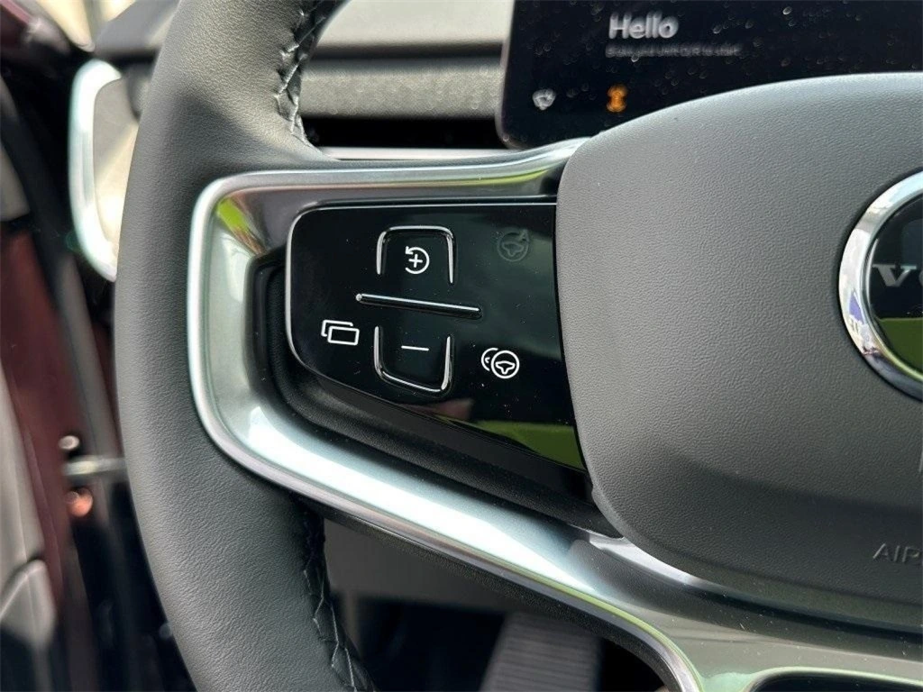2025 Volvo - image 26