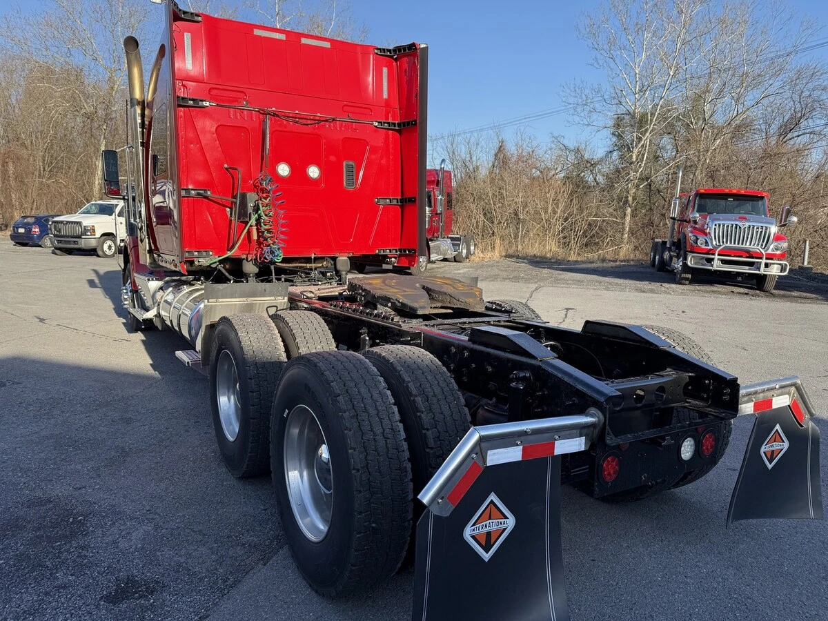 2022 International - image 8