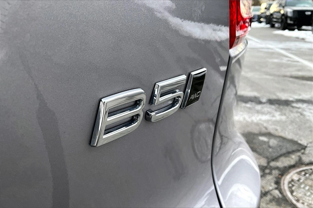 2026 Volvo - image 23