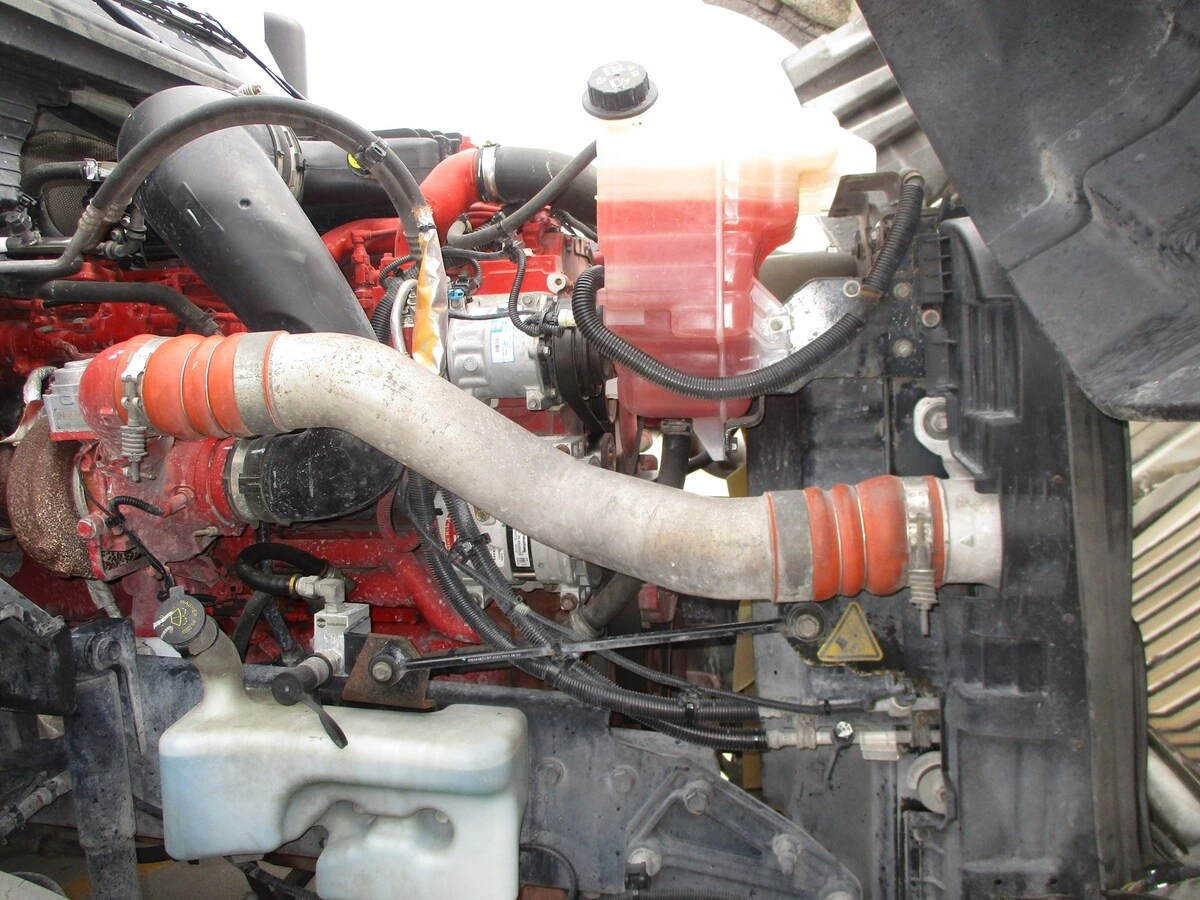 2019 International LT - image 6