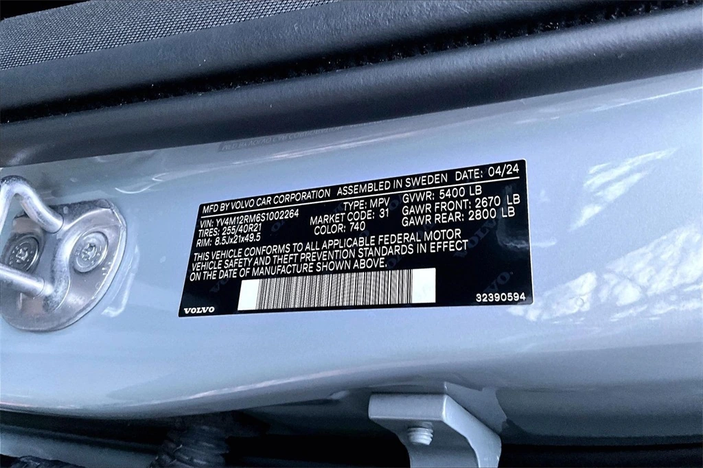 2025 Volvo - image 19