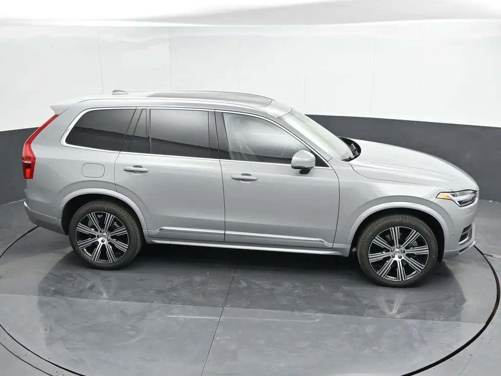 2025 Volvo - image 35