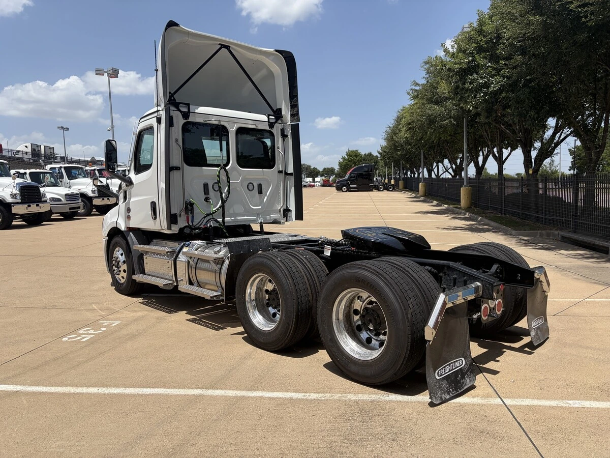 2027 Freightliner Cascadia — photo 3