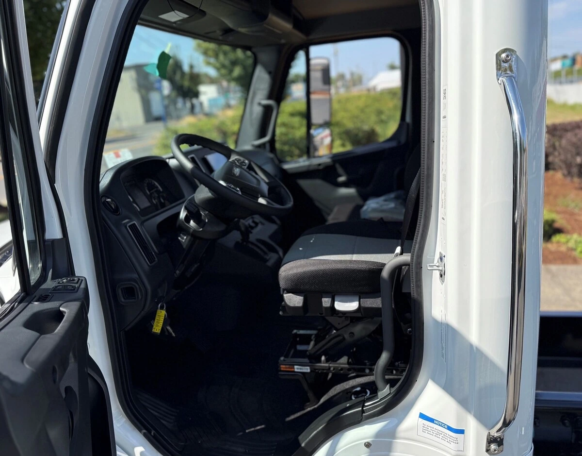 2027 Freightliner M2 106 — photo 8