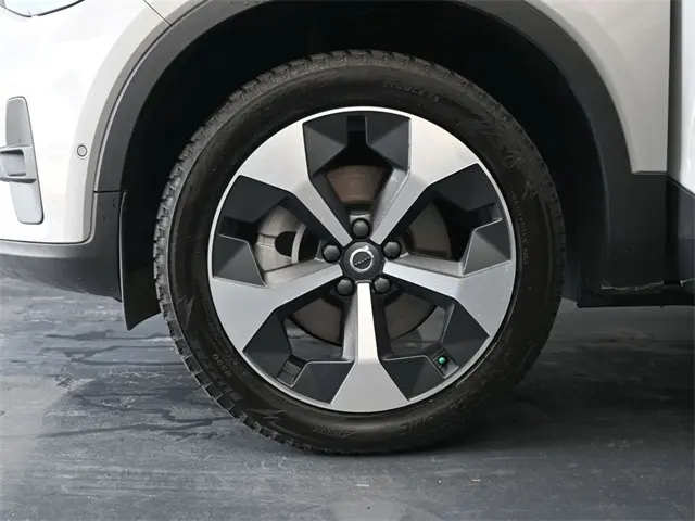 2024 Volvo XC40 Plus photo 6