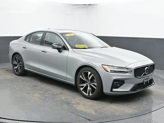 2025 Volvo - image 2
