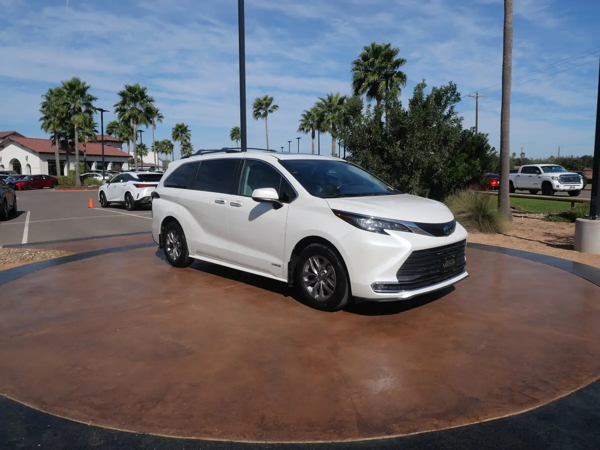 2021 Toyota Sienna XLE's photo