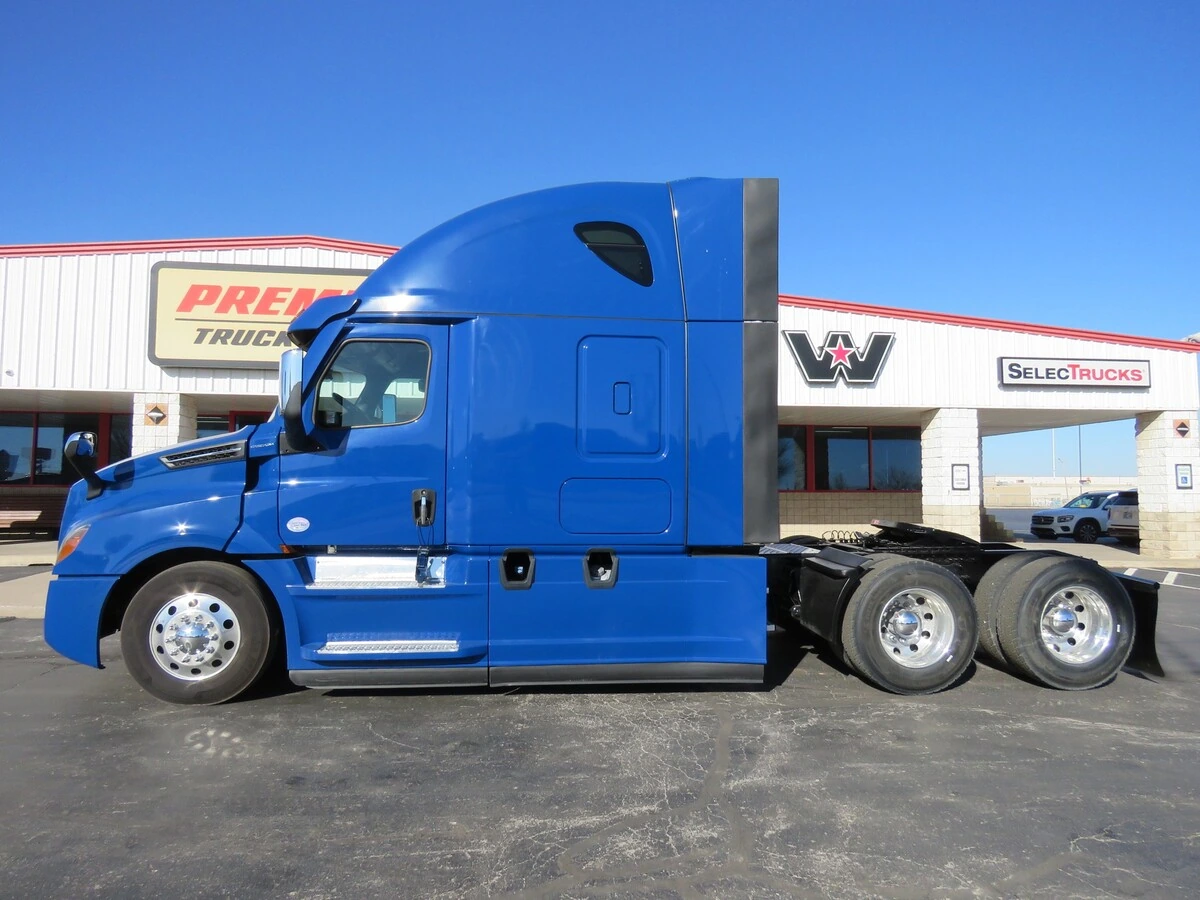 2022 Freightliner Cascadia - image 2