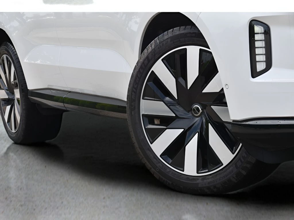 2025 Volvo - image 10