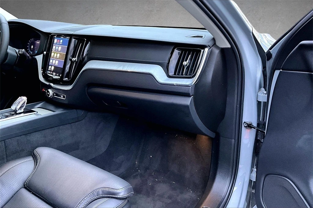 2025 Volvo - image 26