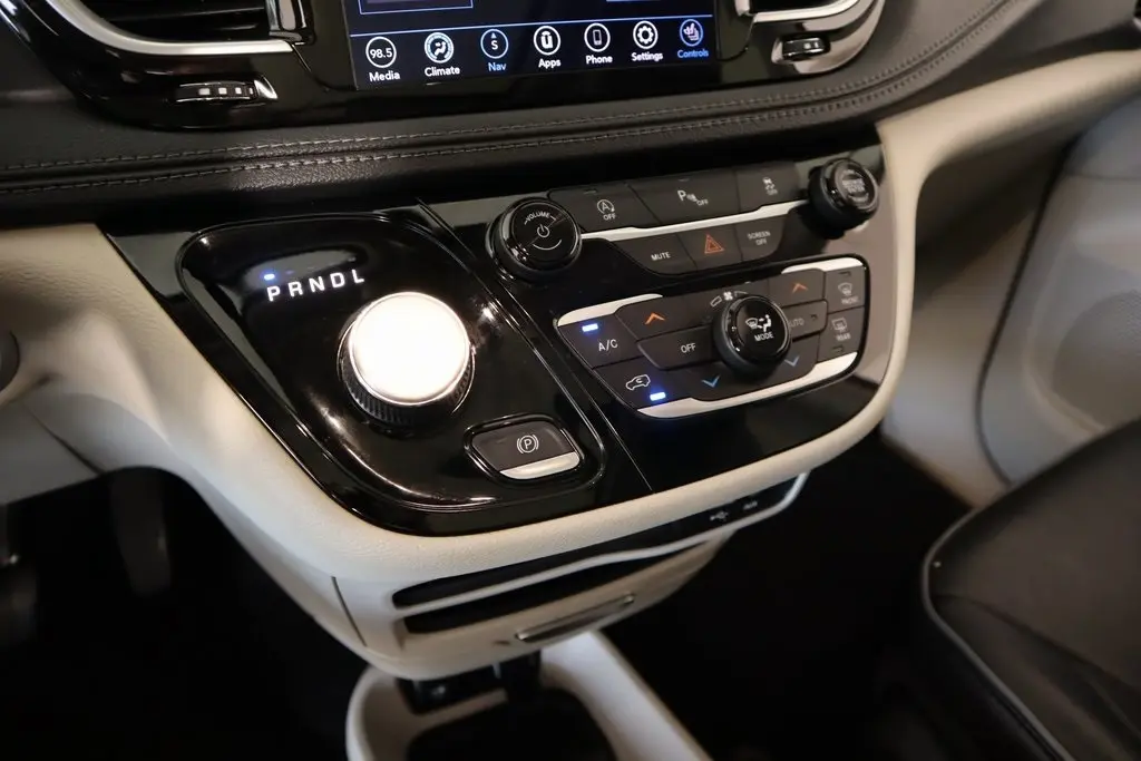 2020 Chrysler Pacifica Limited photo 9