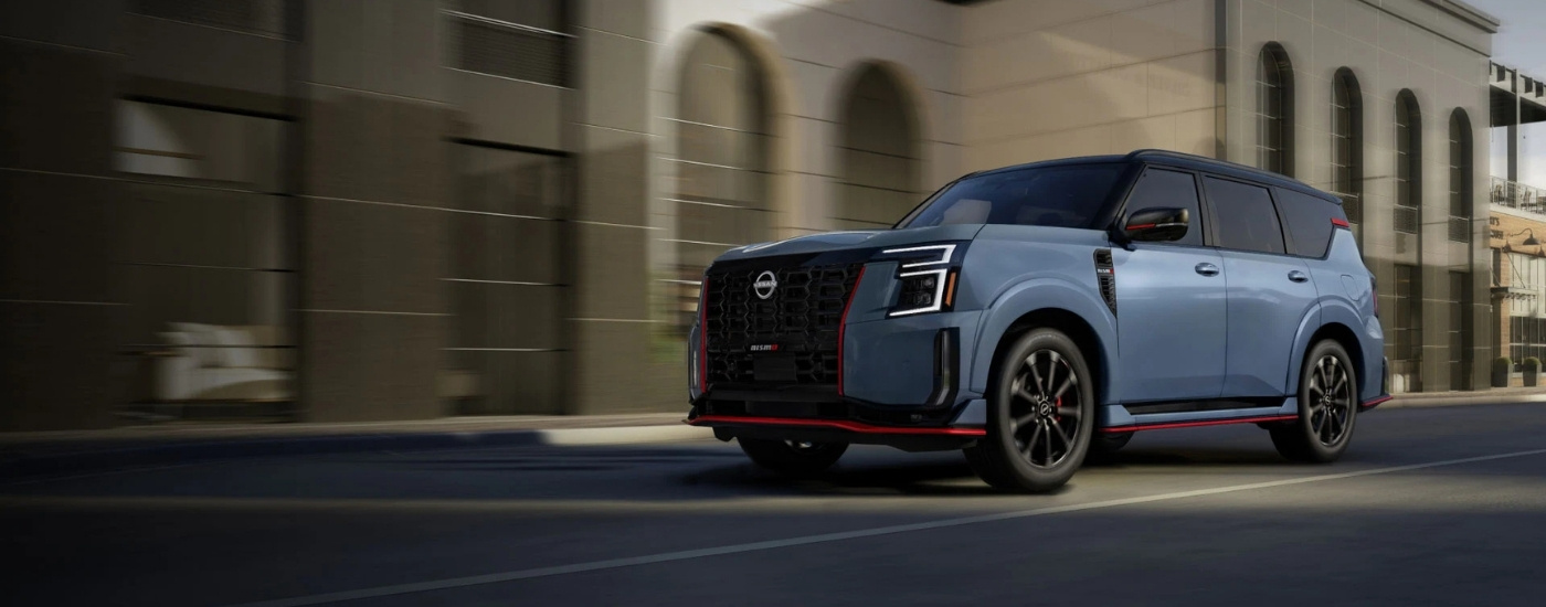 Nissan Armada Nismo 2026 de color gris circulando por una calle de la ciudad