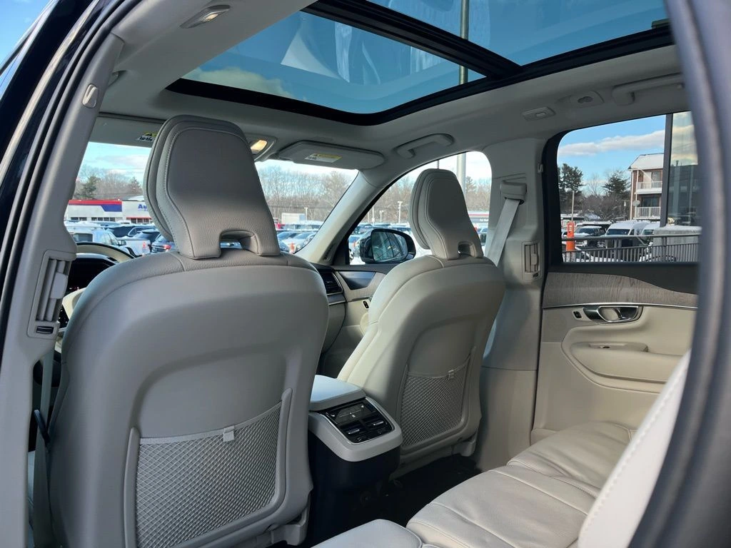 2025 Volvo - image 24
