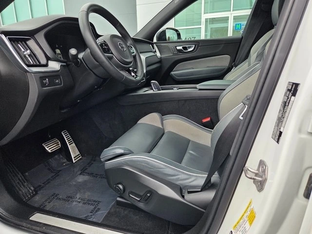 2022 Volvo - image 12