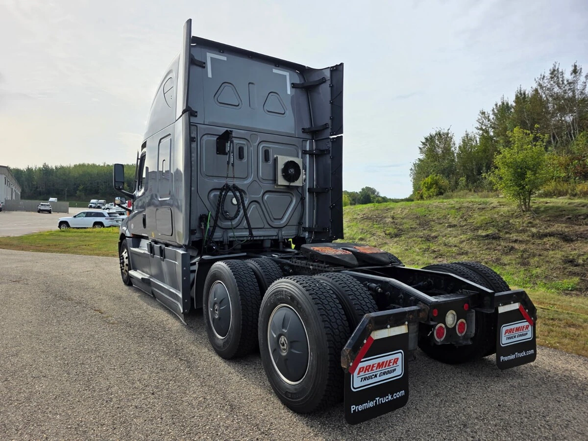2022 Freightliner Cascadia — photo 7