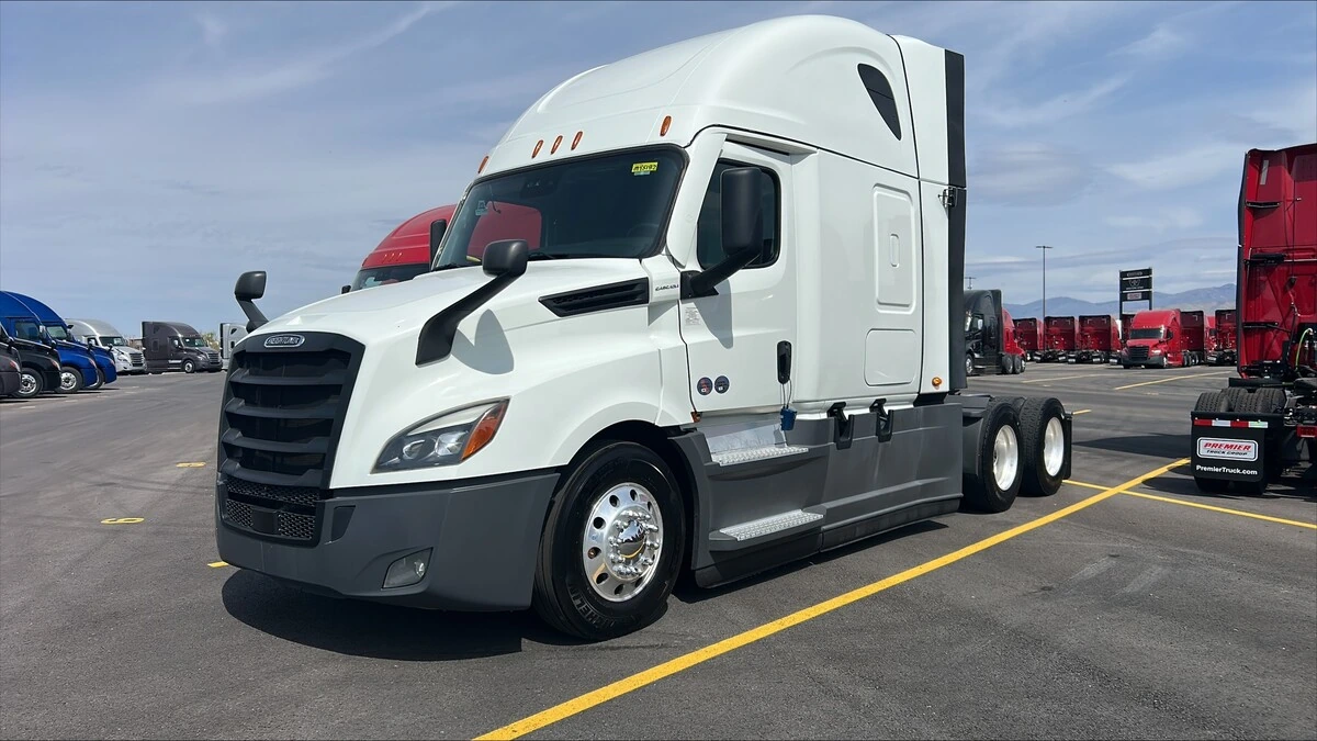 2022 Freightliner Cascadia - image 1