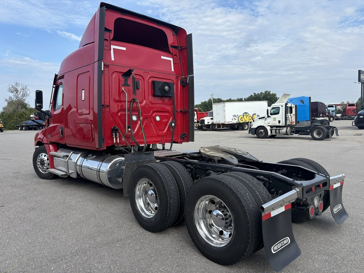 2024 Freightliner Cascadia — photo 4
