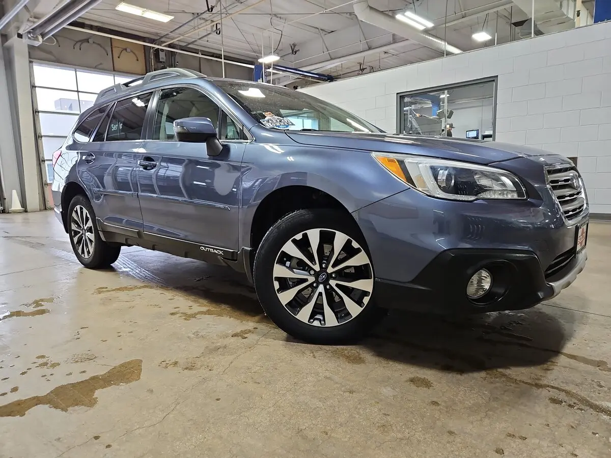 2017 Subaru Outback 3.6R Limited photo 2