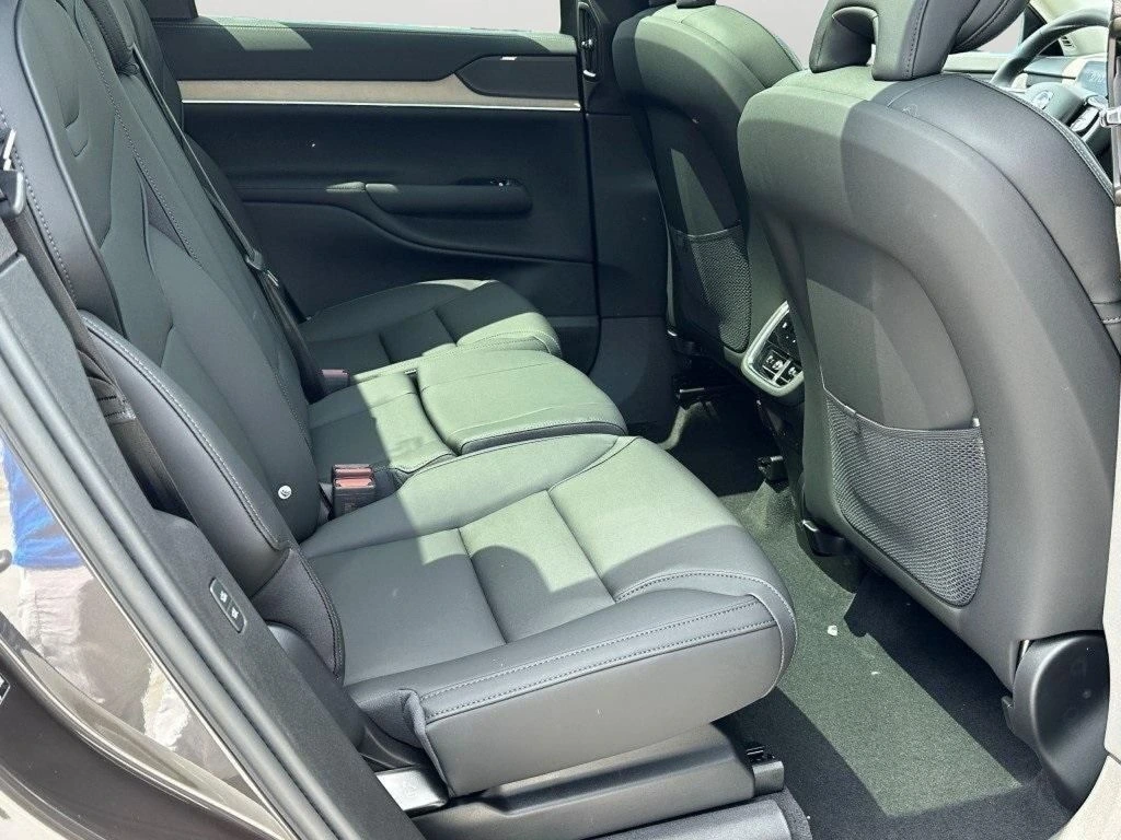 2025 Volvo - image 14