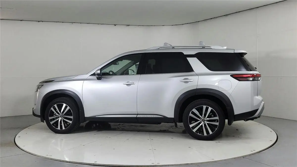 2025 Nissan Pathfinder Platinum photo 4