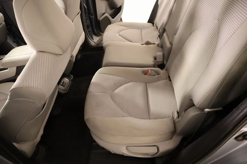 2022 Toyota Highlander LE photo 3