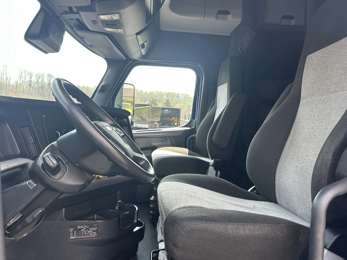 2022 Freightliner Cascadia - image 14