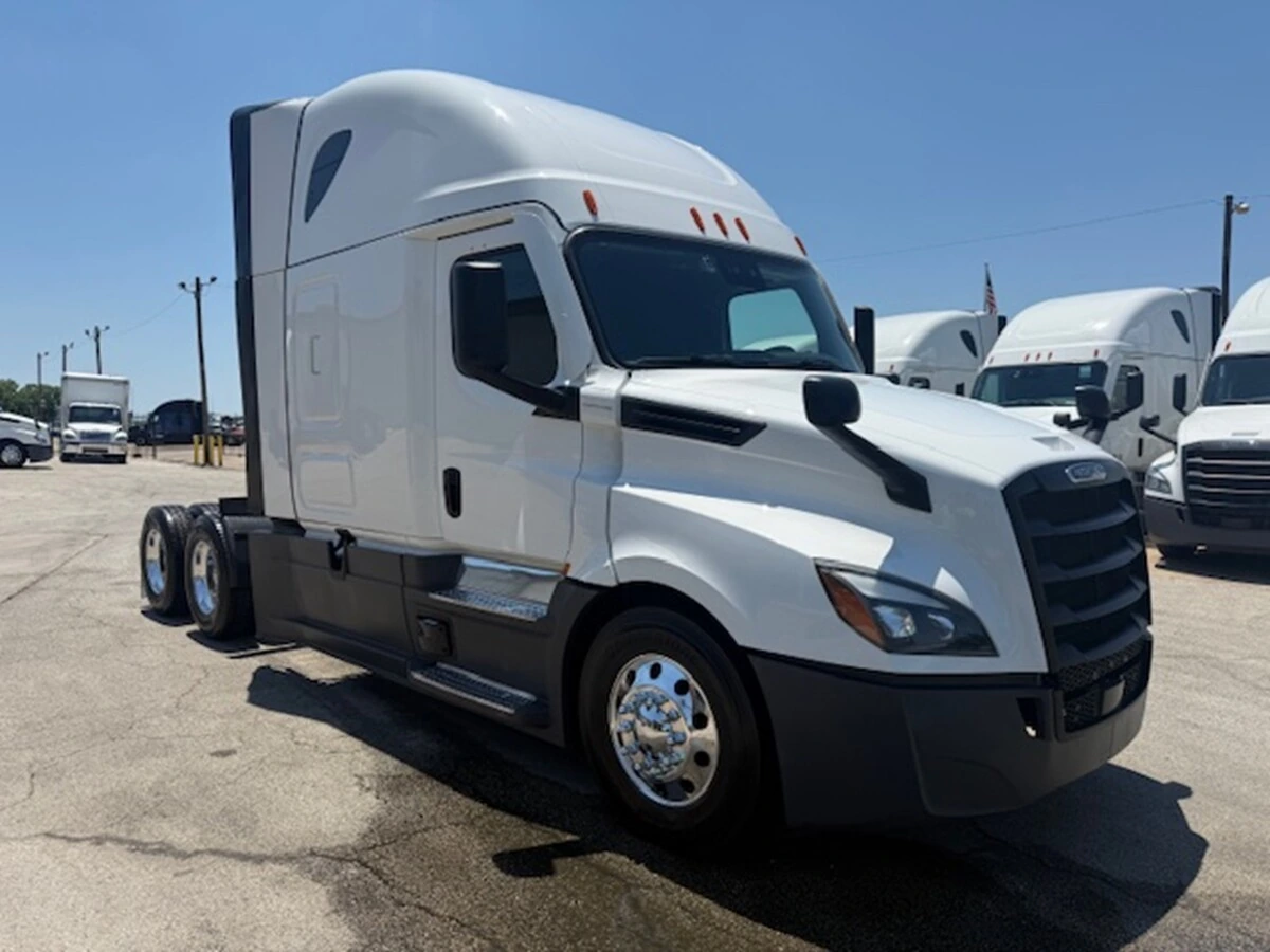 2025 Freightliner Cascadia — photo 2