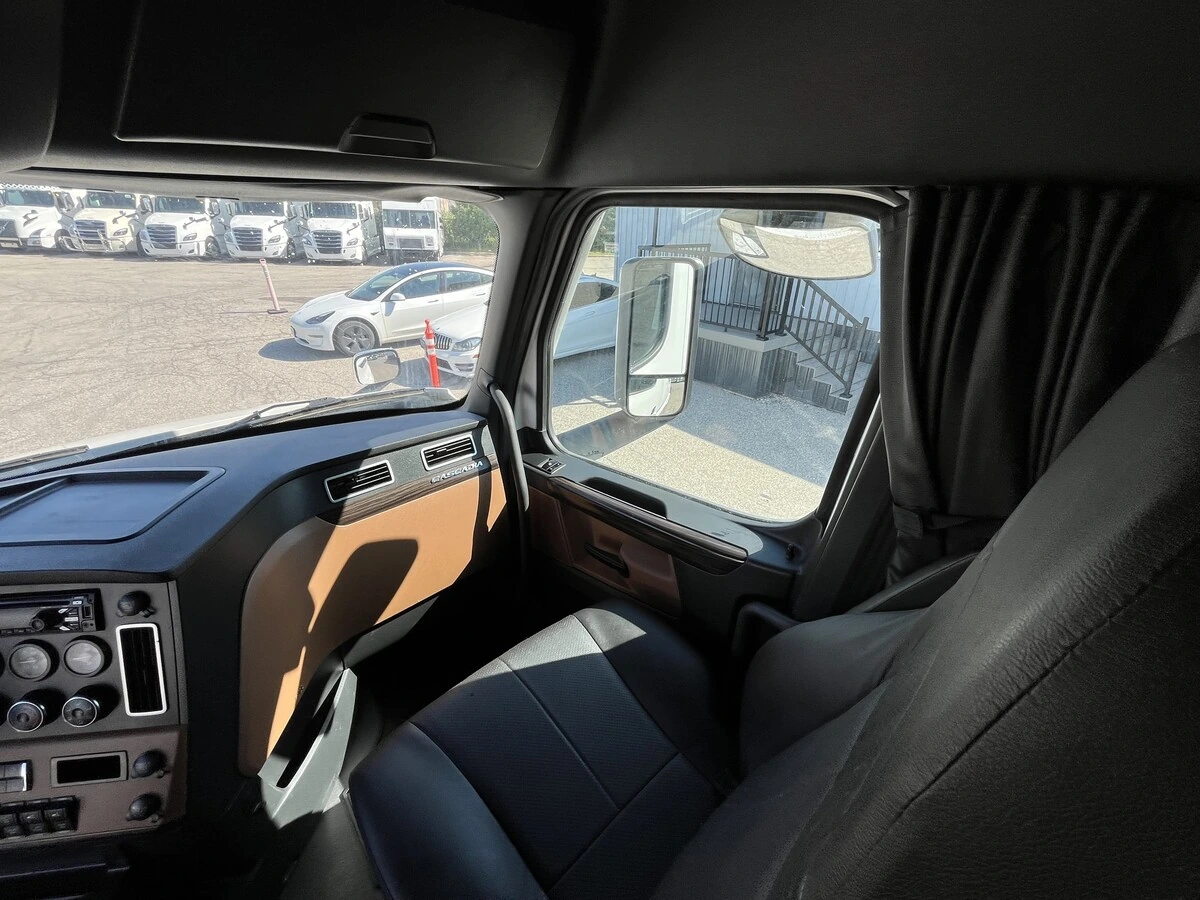 2022 Freightliner Cascadia - image 43