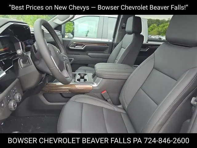 2025 Chevrolet Silverado LT photo 4
