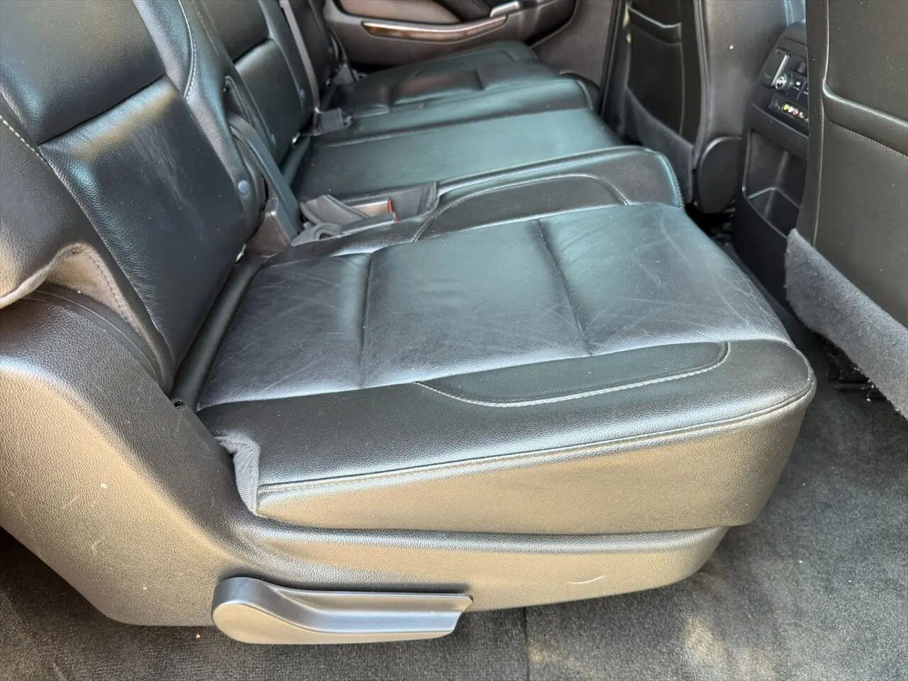 2016 Chevrolet Suburban LT photo 21