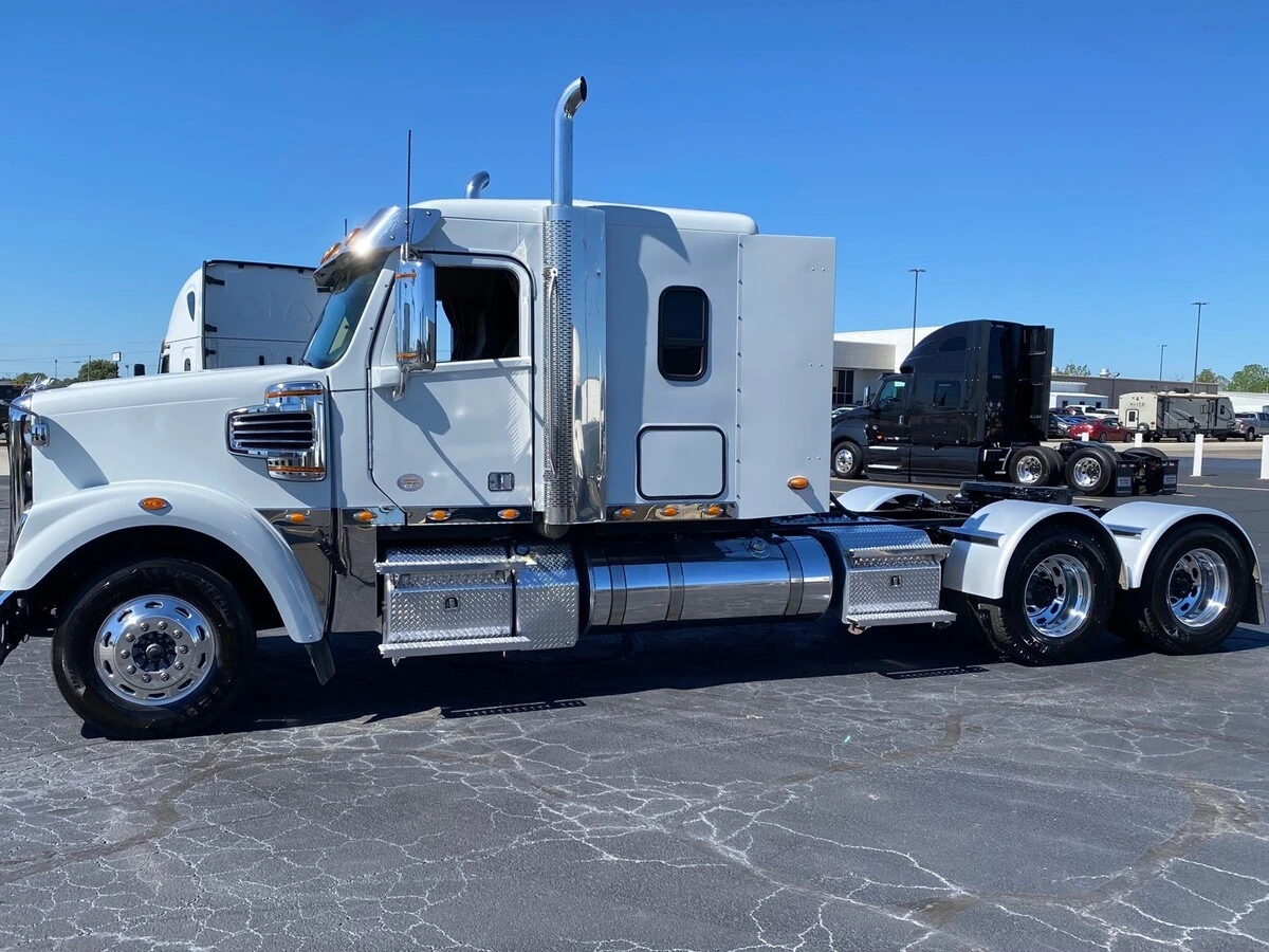 2023 Freightliner 122SD — photo 2