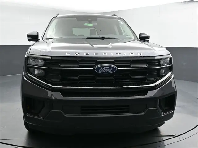 2025 Ford Expedition photo 3