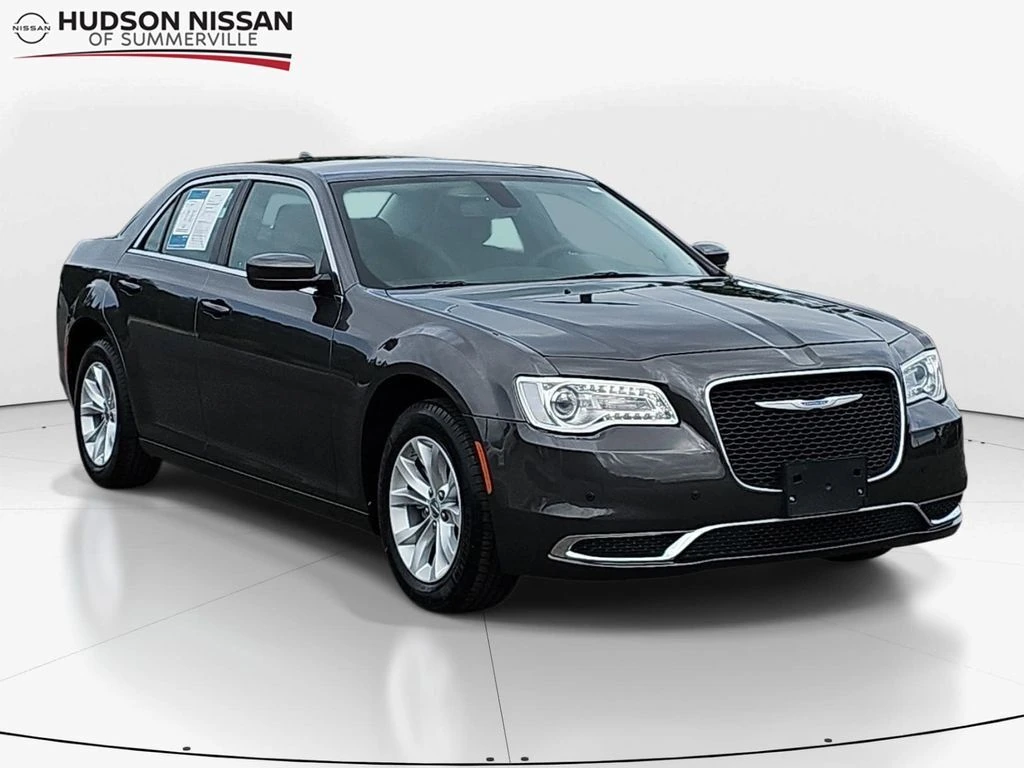 2023 Chrysler 300 Touring's photo