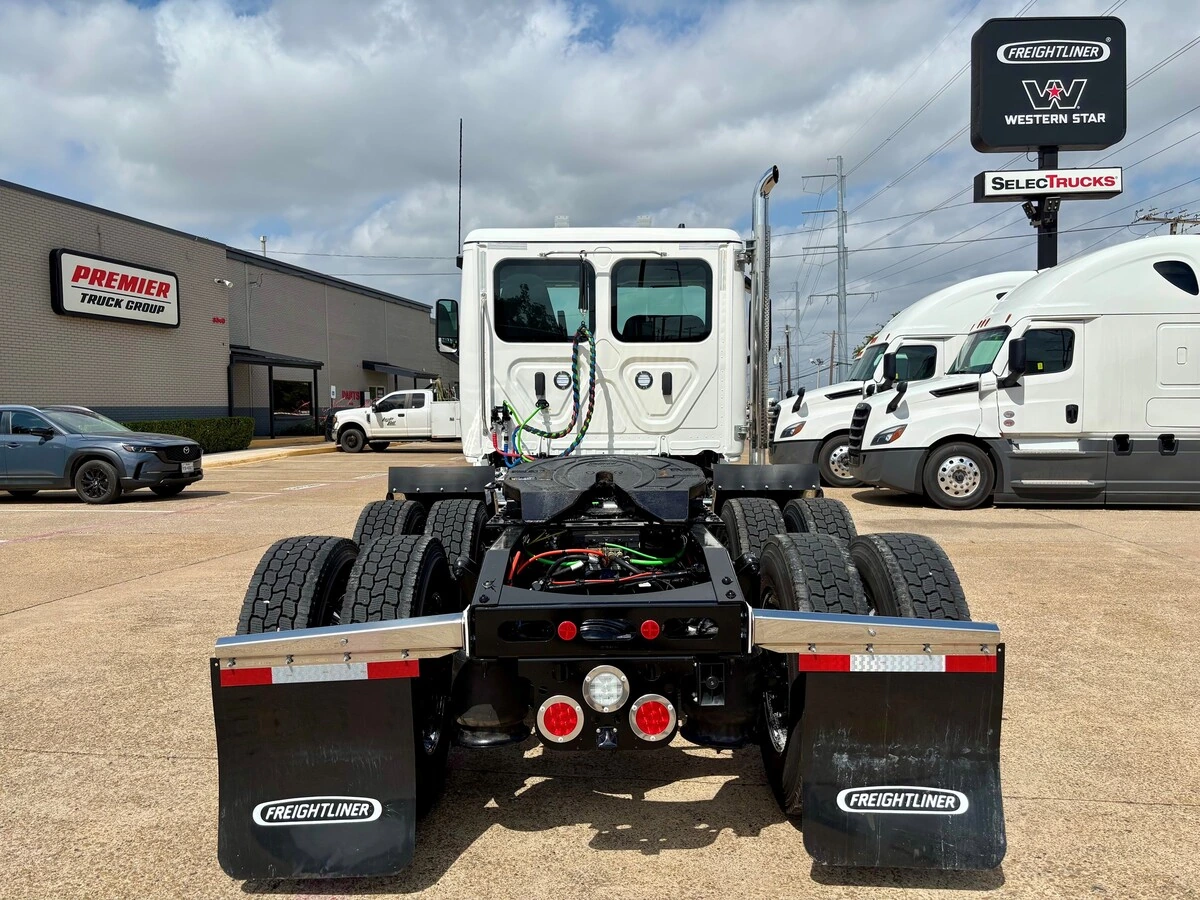 2027 Freightliner Cascadia — photo 6