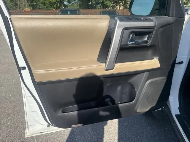 2017 Toyota 4Runner SR5 photo 9