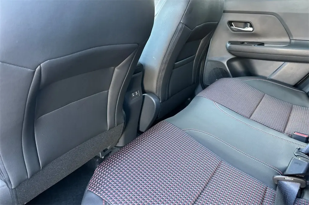 2026 Nissan Kicks SR photo 11
