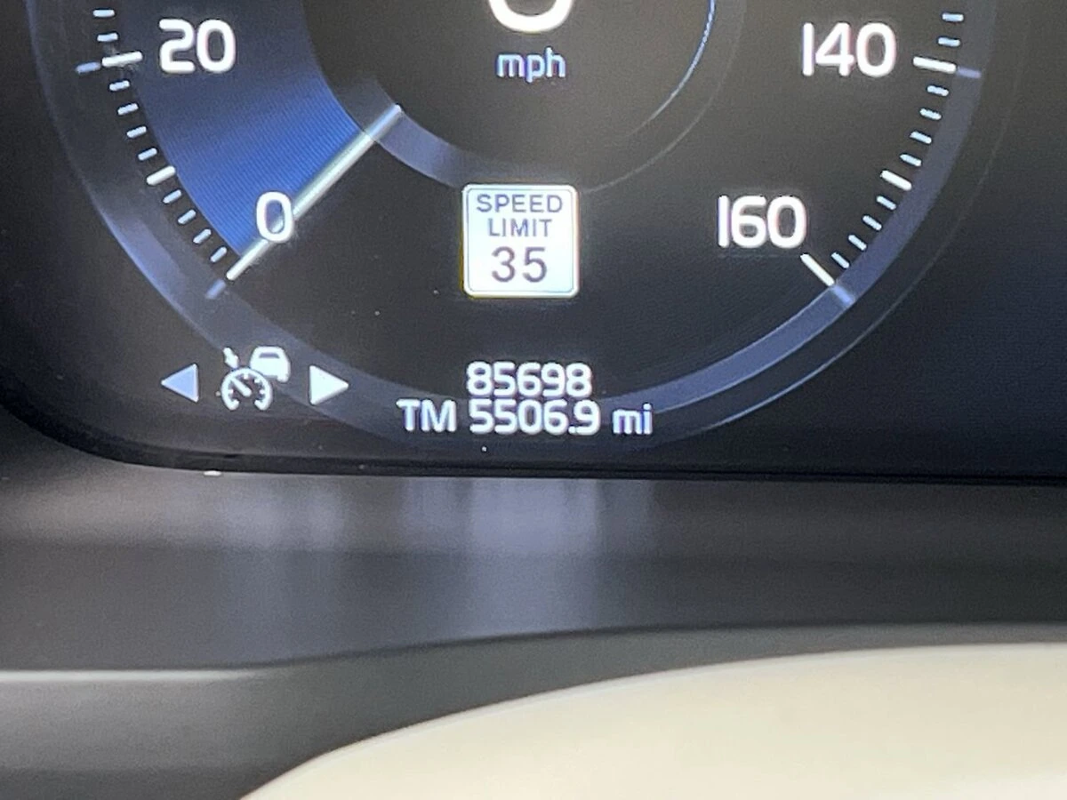 2022 Volvo - image 17